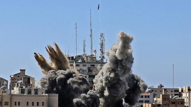 FOTO: Detik-Detik Israel Hancurkan Gedung Media di Gaza