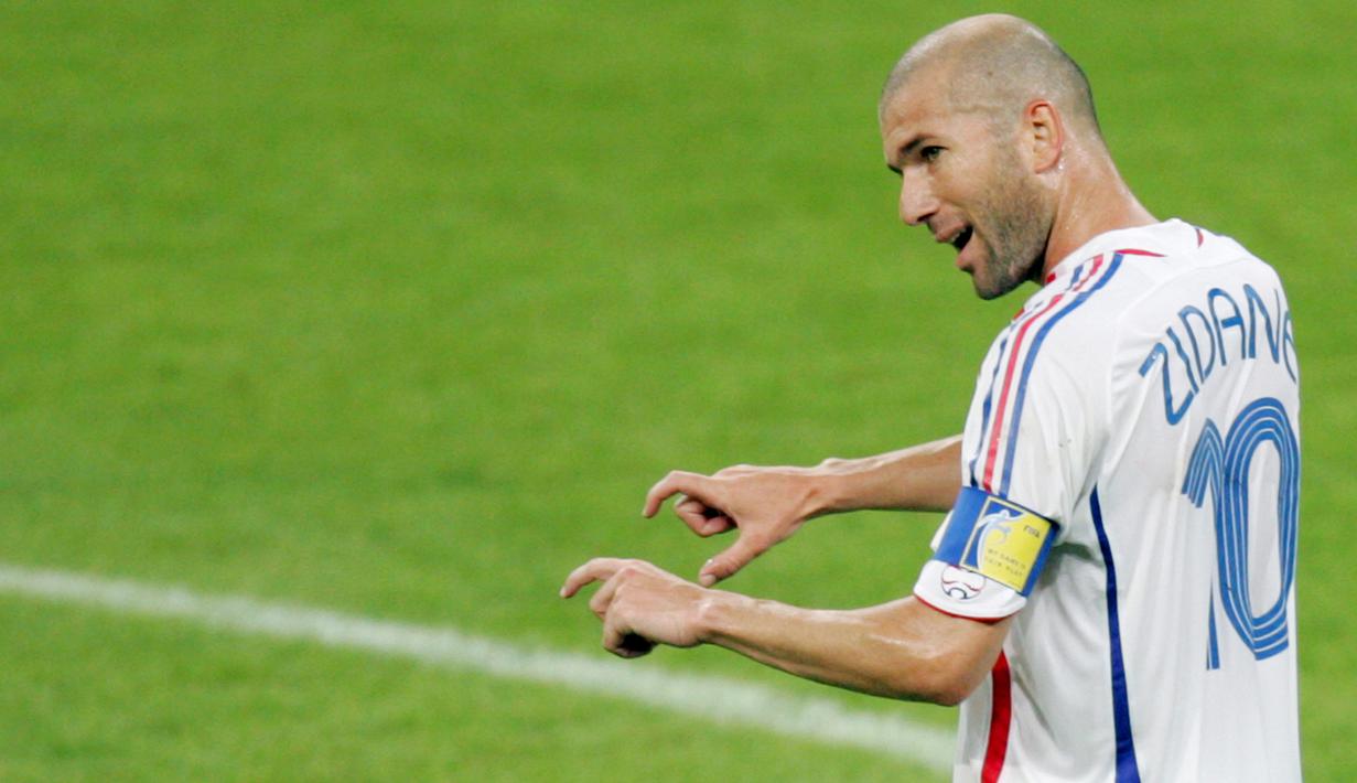 6. Zinedine Zidane - Pelatih Real Madrid ini pernah memutuskan gantung sepatu dari timnas Prancis usai kegagalan di Euro 2004 Yunani. Setahun berselang, pria berkepala pelontos ini meralat sikapnya demi Piala Dunia 2006. (AFP/Roberto Schmidt)