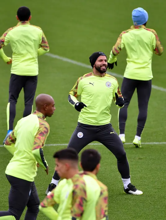 Striker Manchester City Sergio Aguero (tengah) mengikuti sesi latihan jelang menghadapi Atalanta pada laga Grup C Liga Champions di City Football Academy, Manchester, Inggris, Selasa (5/11/2019). (Paul ELLIS/AFP)