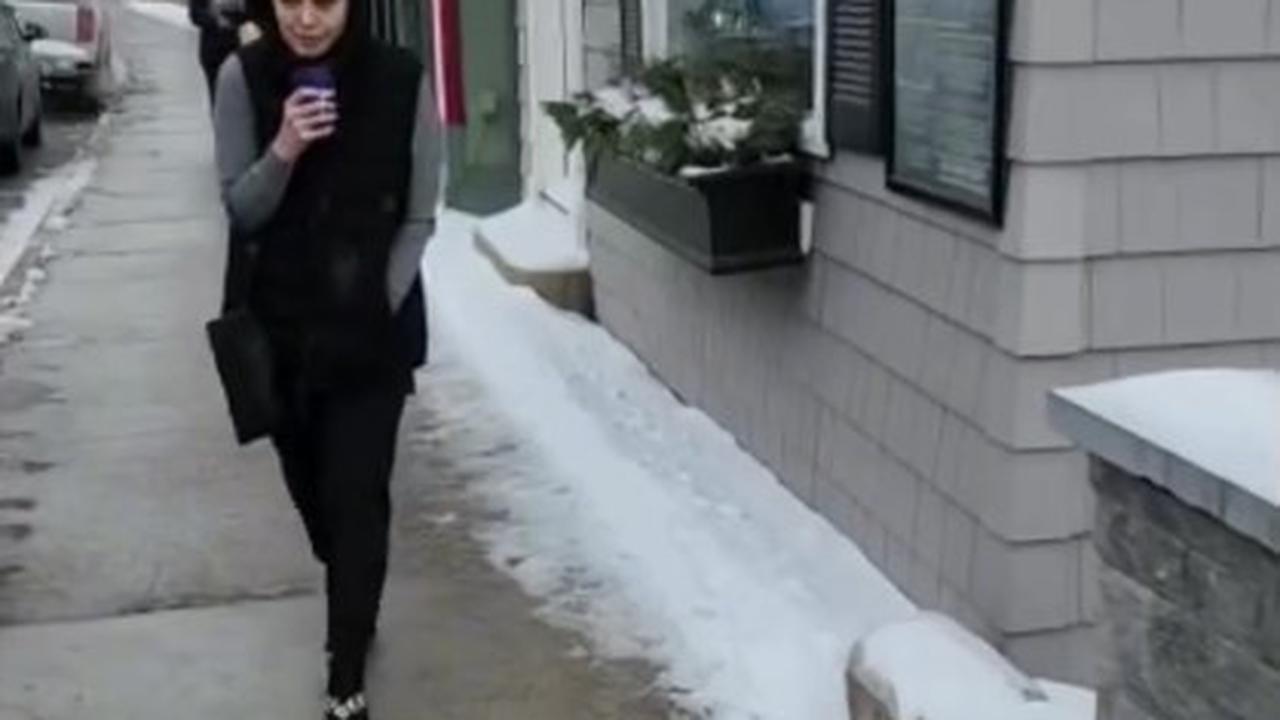 7 Potret Terry Putri Jadi Kurir di Amerika, Antarkan Makanan di Tengah Hujan Salju