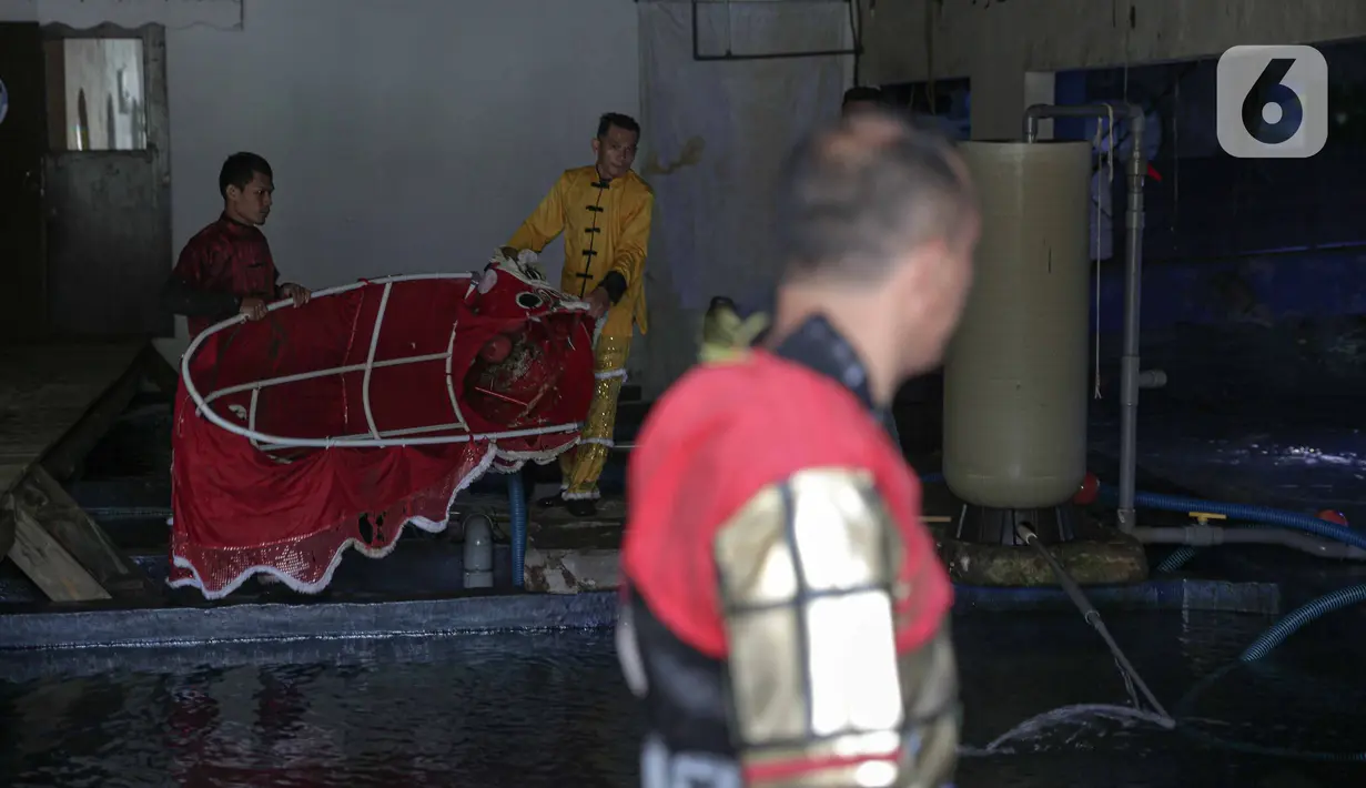 Penyelam bersiap jelang beraksi menghibur pengunjung di akuarium SeaWorld Ancol, Jakarta, Senin (24/1/2022). Atraksi barongsai dan liong tersebut digelar dalam rangka memeriahkan perayaan tahun baru Imlek 2573. (Liputan6.com/Faizal Fanani)