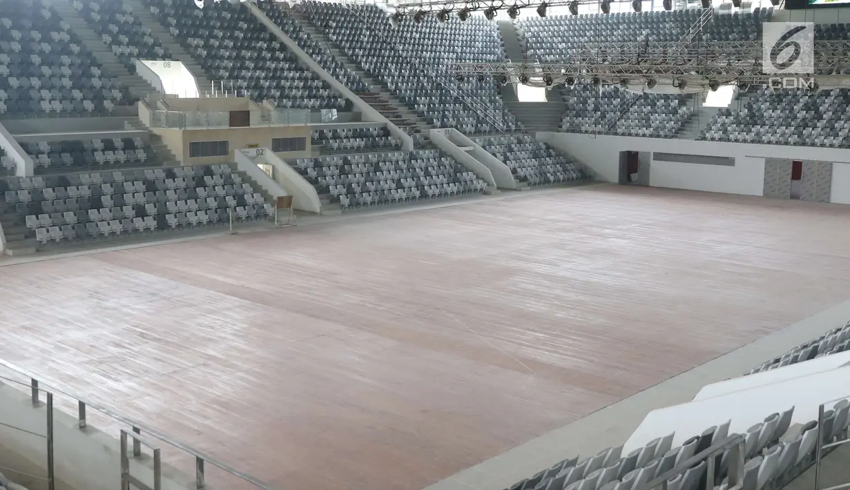 Suasana proyek renovasi arena Hall Basket di kompleks Gelora Bung Karno, Jakarta, Kamis (23/11). Renovasi yang akan digunakan pada ajang Asian Games XVIII itu diperkirakan pada Februari 2018 dapat digunakan untuk "test event". (Liputan6.com/Angga Yuniar)