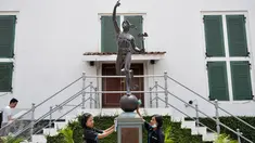 Pekerja Go Clean membersihkan patung di depan Museum Fatahillah Kota Tua, Jakarta, (22/8). Peringati HUT Kemerdekaan, mereka gelar aksi membersihkan tempat sejarah. (Liputan6.com/Yoppy Renato)