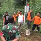 Pemasangan EWS longsor canggih, portabel dan murah, Elwasi, di Desa Sirongge, Pandanarum, Banjarnegara, Sabtu (11/1/2020). (Foto: Liputan6.com/BPBD BNA/Muhamad Ridlo)