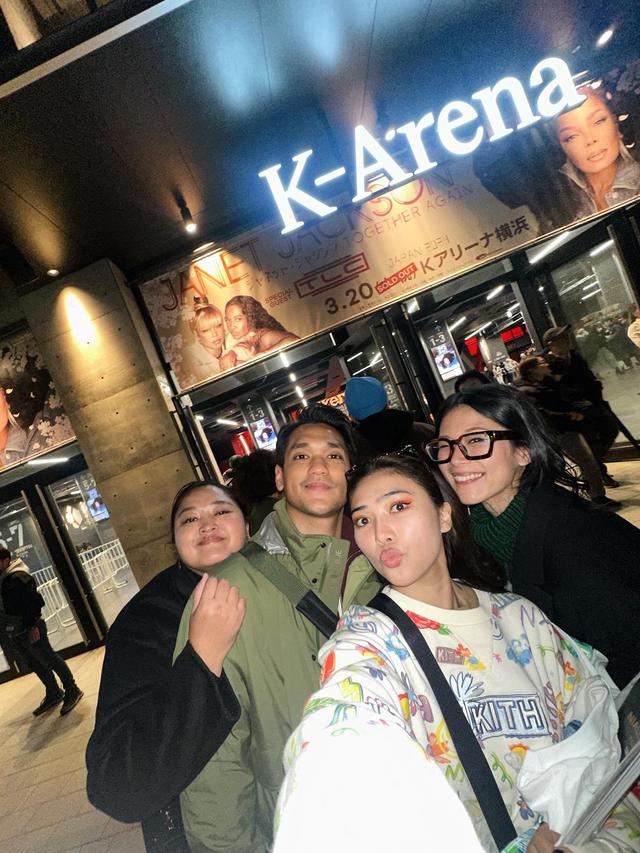 7 Potret Isyana Sarasvati dan Afgan di Jepang, Seru Main Bareng Doraemon