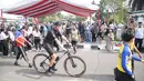 Salah seorang pembalap sepeda UCI MTB Eliminator 2024 saat mengikuti rangkaian acara Festival Budaya Isen Mulang di Bundaran Palangkaraya, Minggu (19/5/24) pagi. (Bola.com/Ade Yusuf Satria)