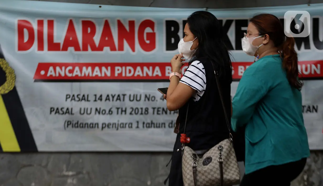 Pekerja mengenakan masker berjalan menuju stasiun commuter line Sudirman, Jakarta, Jumat (25/6/2021). Hari ini Jumat (25/6), Provinsi DKI Jakarta mencatat penambahan kasus konfirmasi positif Covid-19 sebanyak 6.934 orang. (Liputan6.com/Helmi Fithriansyah)