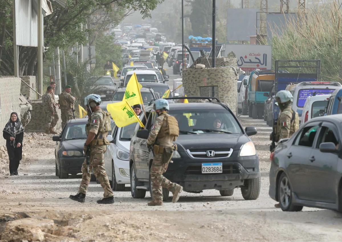 FOTO: Patroli Pasukan UNIFIL  di Tengah Kepulangan Warga Lebanon Selatan