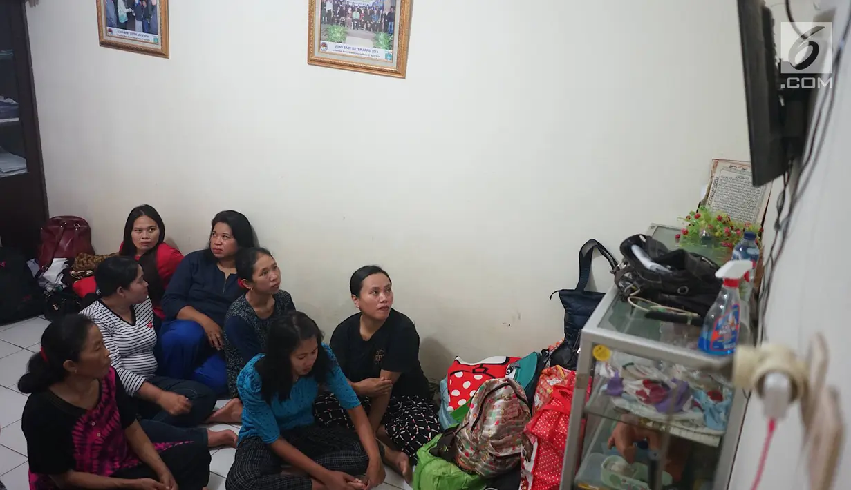Calon asisten rumah tangga (ART) infal menunggu panggilan di Yayasan Bu Gito, Jakarta, Rabu (29/5/2019). Sebagian besar ART yang bertarif Rp 150 ribu hingga Rp 200 ribu per hari tersebut datang dari wilayah Jawa Barat. (Liputan6.com/Immanuel Antonius)