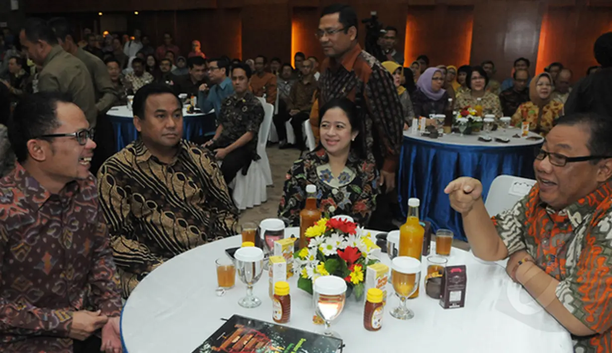 Menaker Hanif Dhakiri, Mendag Rachmat Gobel, Menko PMK Puan Maharani, Menkop UKM Agung Ngurah Puspayoga (dari kiri ke kanan) berbincang saat minum jamu bersama di gedung Kementerian Perindustrian, Jakarta Jumat (16/1/2015). (Liputan6.com/Herman Zakharia)