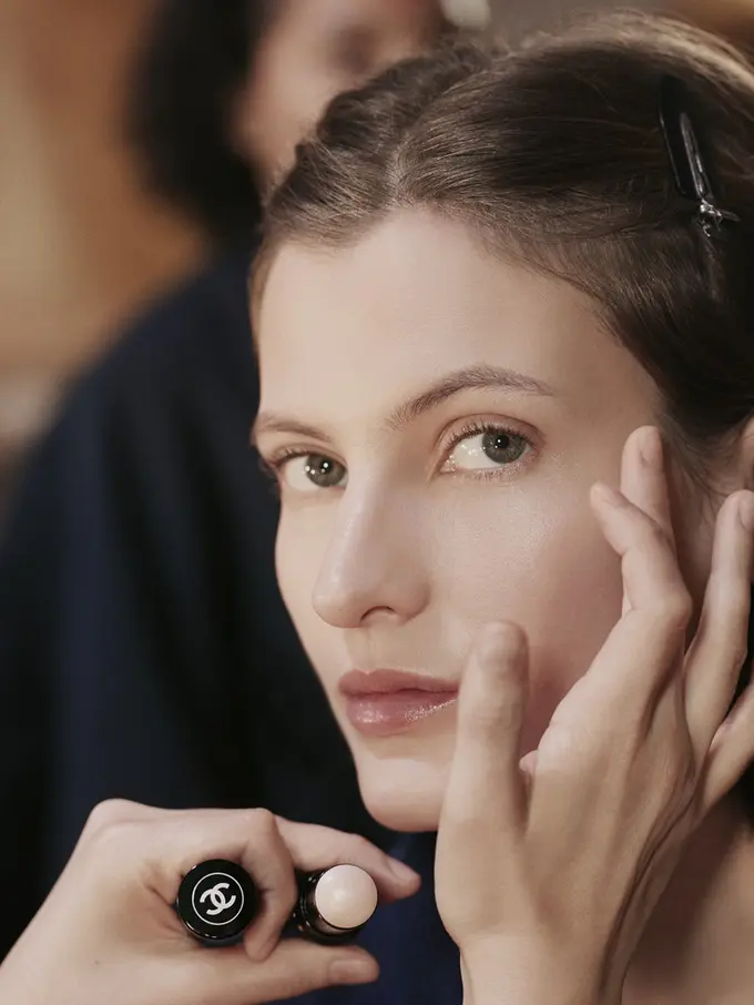 Tren Makeup dari Backstage CHANEL Métiers d'Art 2026 Show yang Minimalis, Presisi, dan Kilau Sehalus Sutra