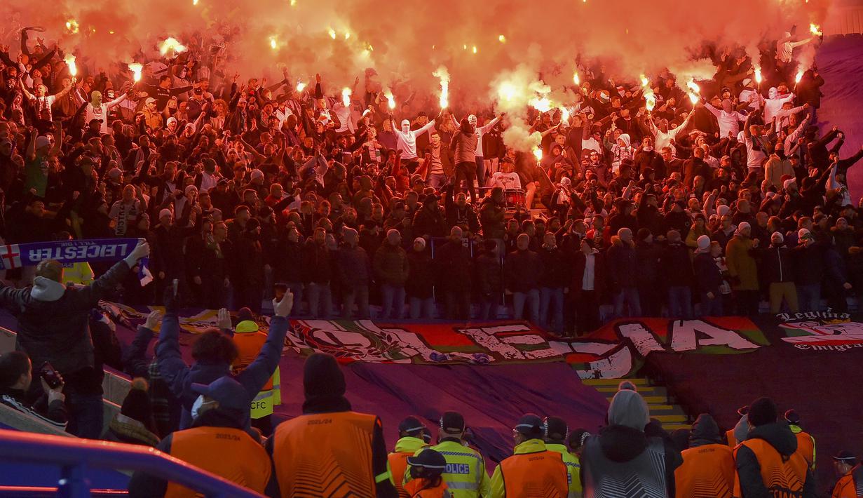 UEFA akan menjanjikan penyelidikan terhadap insiden penerobosan batas suporter yang diwarnai kericuhan serta penyalaan suar saat pertandingan. Total, sudah ada 7 orang yang ditangkap untuk dimintai keterangan. Laga tersebut berakhir dengan kemenangan 3-1 untuk Leicester City. (AP/Rui Vieira)