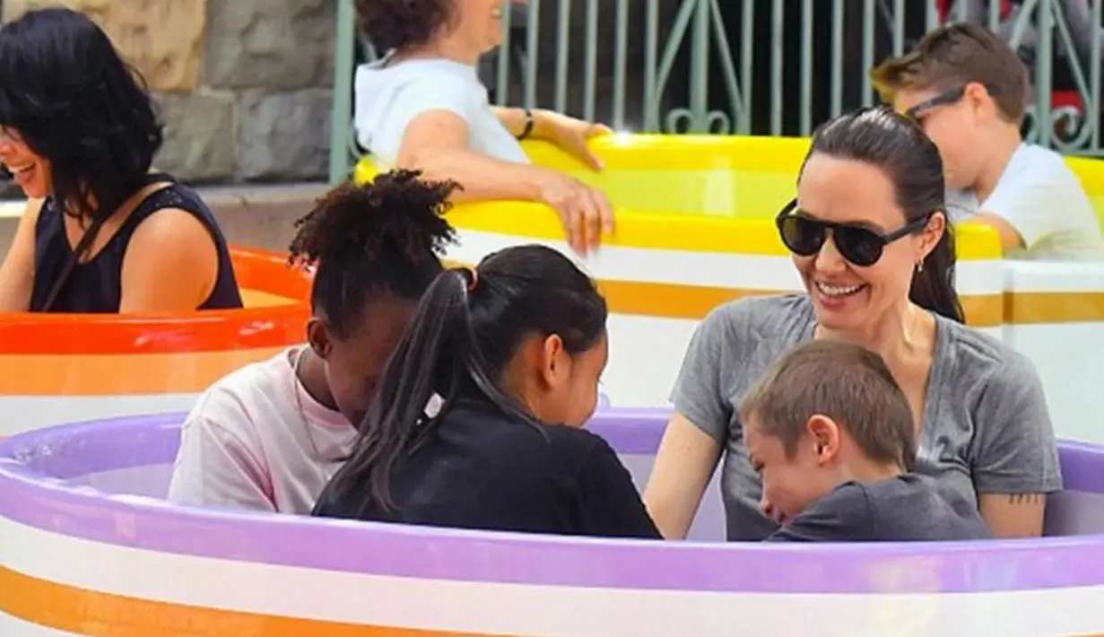 Sejak gugatan cerai diajukan Angelina Jolie, hubungannya dengan Brad Pitt juga tidak baik. Meskipun belakangan tersiar kabar Jolie telah mengizinkan Pitt bertemu dengan buah hati mereka. (Twitter/joliestweet)