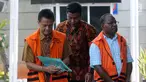 Preskom PT Mugi Rekso Abadi Soetikno Soedarjo (kiri) dan mantan Kadis PU Papua Mikael Kambuaya (kanan) tiba di Gedung KPK, Jakarta, Rabu (2/10/2019). Soetikno dan Kambuaya diperiksa terkait dugaan suap pengadaan mesin pesawat Garuda Indonesia dan korupsi proyek di Jayapura. (merdeka.com/Dwi Narwoko)