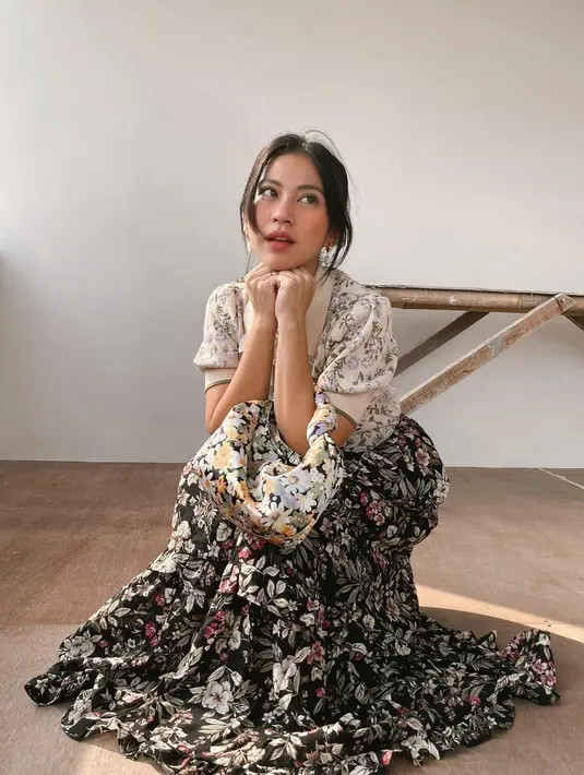 Meski punya dua anak dan usia yang sudah menginjak kepala tiga, Tyna Kanna sering dikira jauh lebih muda dari umurnya. (Instagram @tynakannamirdad)