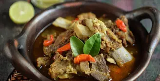 Tengkleng kambing tanpa santan bisa jadi pilihan tepat bagi yang ingin menikmati olahan daging kambing sedap dengan kuah yang lebih ringan. Rasanya gurih dan kaya rempah./Copyright shutterstock.com/g/RinaOkta