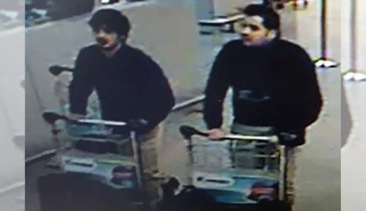 Dalam rekaman yang dirilis polisi Belgia atas permintaan jaksa federal menunjukkan dua dari tiga terduga pelaku pengeboman tengah mendorong troli berisi koper di Bandara Zaventem, ibu kota Brussels, Selasa (22/3/2016). (HANDOUT/BELGIAN FEDERAL POLICE/AFP)