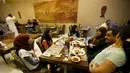 Pemerintah Irak mencabut pemberlakuan jam malam mulai Minggu 8 Februari 2015, Irak, Kamis (9/7/2015). Sejumlah warga merayakan pencabutan jam malam tersebut dengan mengadakan sahur bersama di sebuah Kafe. (Reuters/Thaier Al-Sudani)