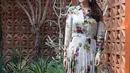 Dress dengan motif bunga itu dipadukan dengan anting berlian yang cukup besar. Sehingga jadi sentuhan mahal pada penampilan Maia Estianty [@maiaestiantyreal]