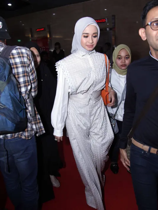 "Insya Allah (siap nikah). Belum sih, aku juga masih sibuk syuting stripping. Afie-nya juga masih sibuk jadi ya kalau untuk nyari tanggal ya belum lah," tutur Bella di Plaza Indonesia, Jakarta Pusat, Rabu (1/2). (Nurwahyunan/Bintang.com)