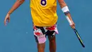 Petenis Australia, Nick Kyrgios mengenakan jersey basket Kobe Bryant saat melawan Rafael Nadal dari Spanyol pada babak keempat Australia Terbuka 2020 di Melbourne, Senin (27/1/2020). Para petenis yang meramaikan Australia Terbuka 2020 turut berbelasungkawa atas kepergian Kobe Bryant. (AP/Andy Wong)