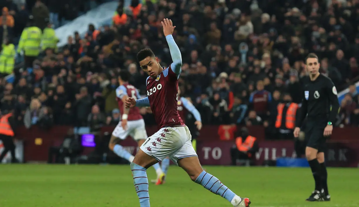 Gelandang Aston Villa, Jacob Ramsey,melakukan selebrasi setelah mencetak gol ke gawang Manchester United pada pertandingan lanjutan Liga Inggris di Villa Park di Birmingham, Inggris, Minggu (16/1/2022). Aston Villa bermain imbang atas Manchester United 2-2. (AFP/Lindsey Parnaby)