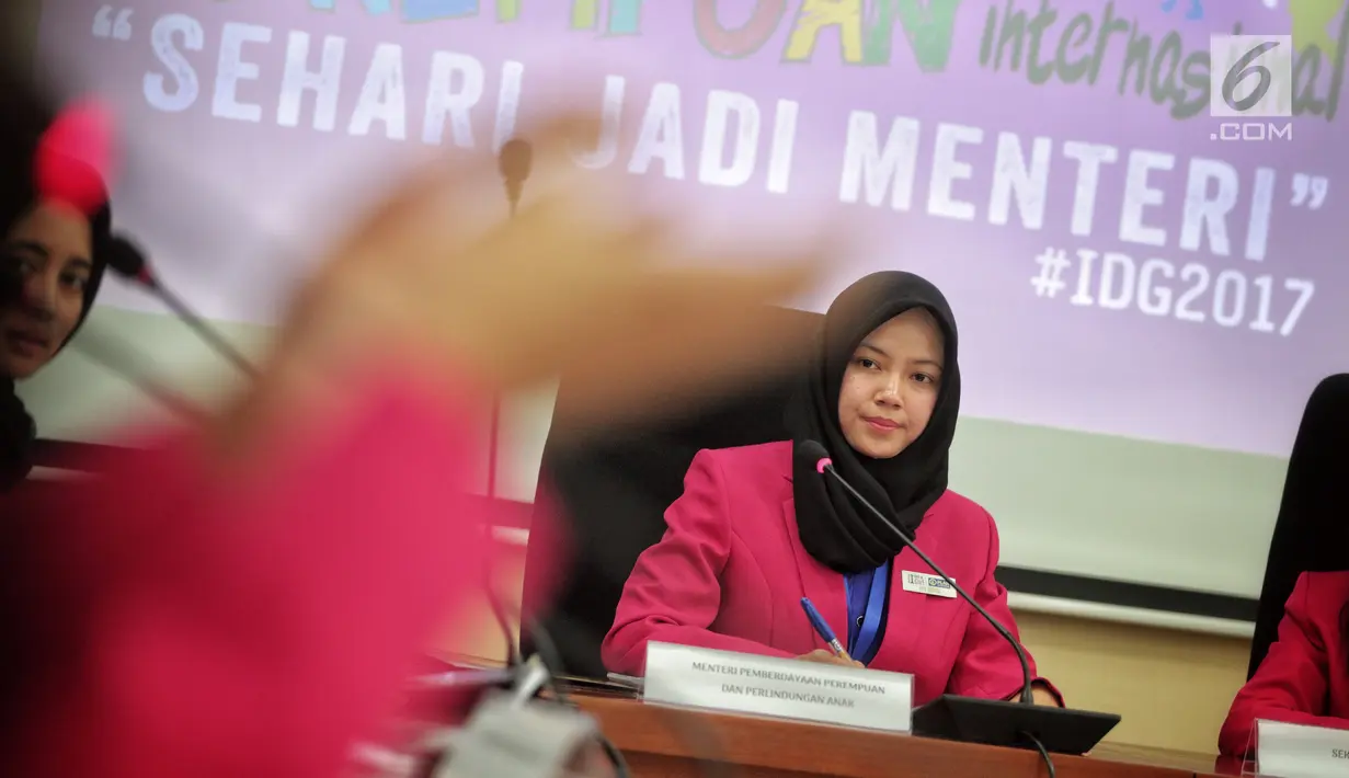Seorang pelajar asal Sumatera Utara, Ayu Juwita menjadi Menteri Pemberdayaan Perempuan dan Perlindungan Anak saat diskusi Sehari Jadi Menteri yang diselenggarakan Plan International Indonesia di Jakarta, Rabu (11/10). (Liputan6.com/Faizal Fanani)