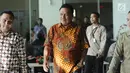 Gubernur Sulawesi Utara Olly Dondokambey (tengah) bersiap meninggalkan gedung KPK usai diperiksa, Jakarta, Selasa (9/1). Olly diperiksa sebagai saksi untuk tersangka Anang Sugiana terkait dugaan korupsi E-KTP. (Liputan6.com/Helmi Fithriansyah)