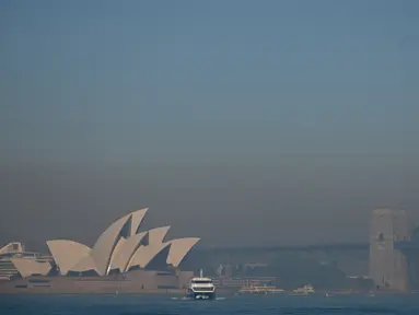Asap dari kebakaran hutan menyelimuti Sydney di Australia, Selasa (19/11/2019). Sydney diselimuti kabut asap saat kebakaran hutan di timur Australia menyebabkan tingkat polusi di kota terbesar Australia itu naik tajam. (Photo by PETER PARKS / AFP)
