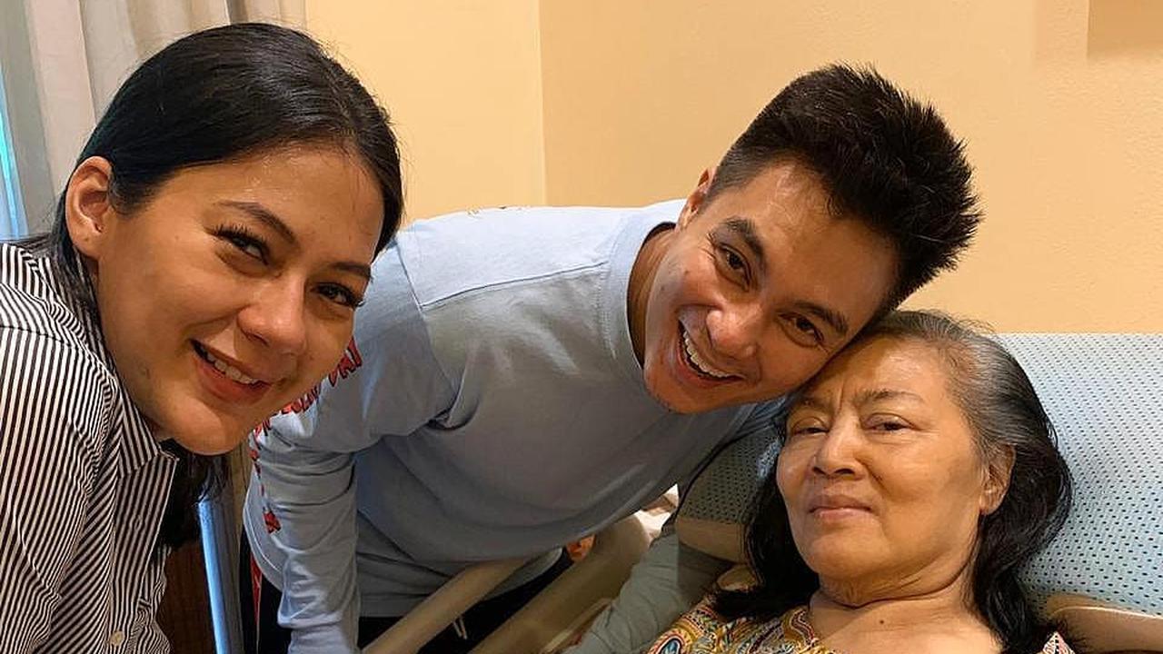 [Fimela] Foto kenangan Baim Wong bersama Ibunda