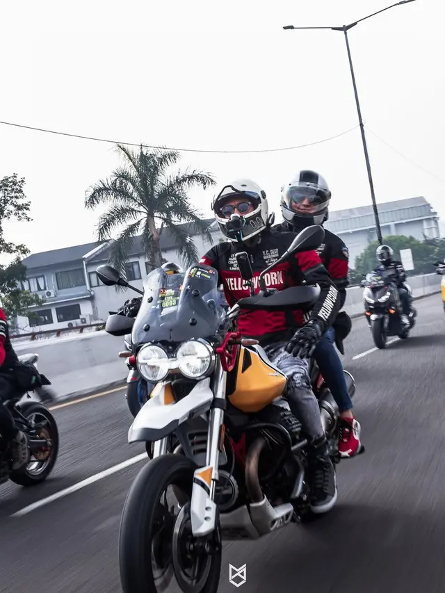 7 Potret Seru Darius Sinathrya dan Donna Agnesia  saat Touring Bareng