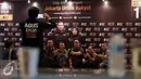 Simpatisan pasangan Cagub DKI Jakarta Agus Harimurti Yudhoyono dan Silviana Murni berfoto dengan latarbelakang Pasangan Calon nomer urut 1 di Hotel Dharmawangsa, Jakarta Selatan, Sabtu (11/12). (Liputan6.com/Johan Tallo)