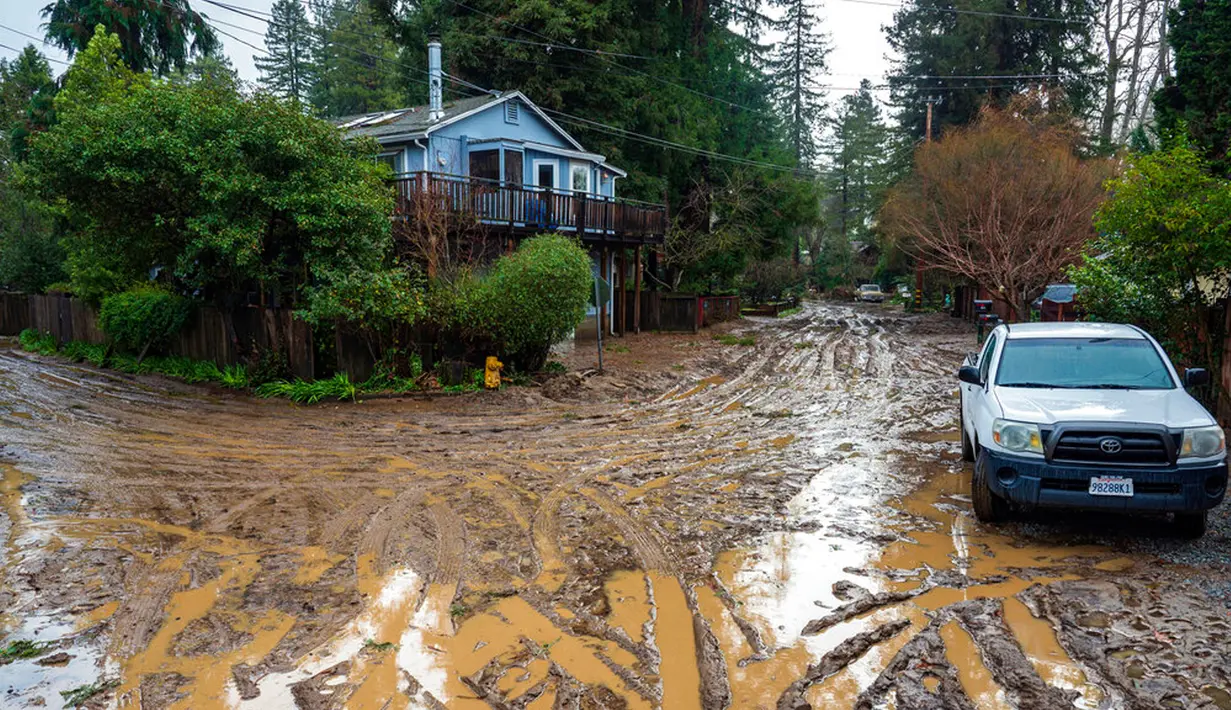 Jalanan berlumpur di lingkungan Felton Grove, Felton, California, Amerika Serikat, 10 Januari 2023. Serangkaian badai yang menghantam California telah menyebabkan jalanan terendam banjir, gelombang tinggi air laut, sungai meluap, dan memaksa ribuan orang untuk mengungsi. (AP Photo/Nic Coury)