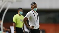 Pelatih Persiraja Banda Aceh, Hendri Susilo, mengamati anak asuhnya saat melawan Persib Bandung pada laga Piala Menpora 2021 di Stadion Maguwoharjo, Jumat, (2/4/2021).  (Bola.com/M Iqbal Ichsan)