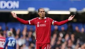 Virgil van Dijk (Liverpool) memberi isyarat dalam laga Liga Primer Inggris antara Chelsea dan Liverpool di Stamford Bridge, London, 4 Oktober 2025. (AP Photo/Ian Walton)