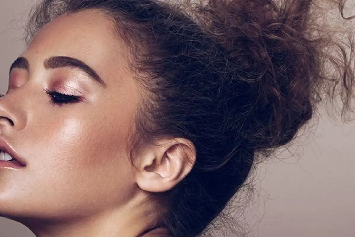 Beauty Hack: Foundation jadi concealer, highlighter dan base lipstick / Image: FIMELA.com