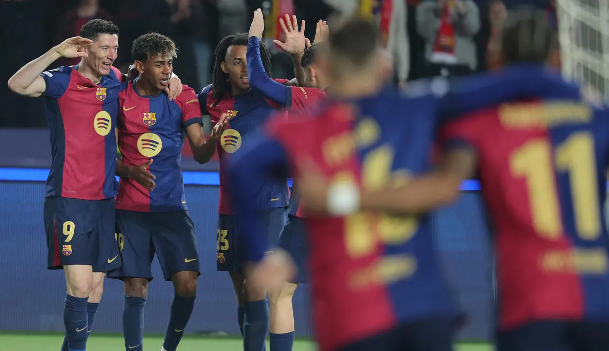 Penyerang Barcelona, Robert Lewandowski (kiri) merayakan gol kedua timnya selama pertandingan sepak bola laga leg pertama babak perempat final Liga Champions 2024/2025 melawan BVB Borussia Dortmund di Estadi Olimpic Lluis Companys, Barcelona, 9 April 2025 atau Kamis (10/4/2025) dini hari WIB. (LLUIS GENE/AFP)