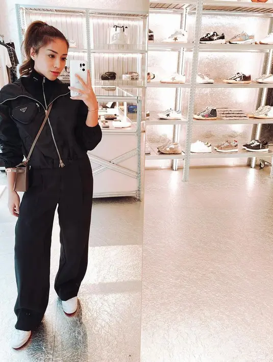 Mengenakan outfit serba hitam dan muncul dengan rambut high ponytail, Nikita sama sekali tak terlihat sebagai ibu satu anak bukan? @nikitawillyofficial94.