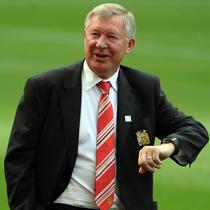 Mantan pelatih MU, Sir Alex Ferguson, bukanlah penyuka tren sepatu sepak bola warna-warni. Ferguson hanya membolehkan memakai sepatu berwarna hitam terutama untuk pemain-pemain muda. (AFP/Paul Ellis)