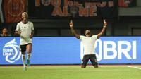 Striker RANS Nusantara,&nbsp;Evandro Brandao (nomor 10), merayakan gol ke gawang Persija Jakarta&nbsp;pada laga pekan ke-16 BRI Liga 1 di Stadion Patriot Candrabhaga, Bekasi, Minggu (22/10/2023) malam WIB. Dalam duel itu, RANS menang 2-1 atas Persija. (Bola.com/Abdul Aziz)