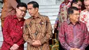 Presiden Joko Widodo (tengah)  berbincang dengan Menteri Dalam Negeri Cahyo Kumolo, Bogor, Jum'at (13/2/2015). Presiden Joko Widodo memberikan pernyataan seputar isu pelantikan Komjen Budi Gunawan menjadi Kapolri. (Liputan6.com/Faizal Fanani)