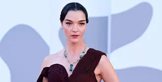 Model dan aktris Italia, Mariacarla Boscono tampil menawan di karpet merah Festival Film Venesia 2021 dalam balutan gaun merah dari Jean Paul Gaultier dan perhiasan dari Cartier. (dok Cartier).
