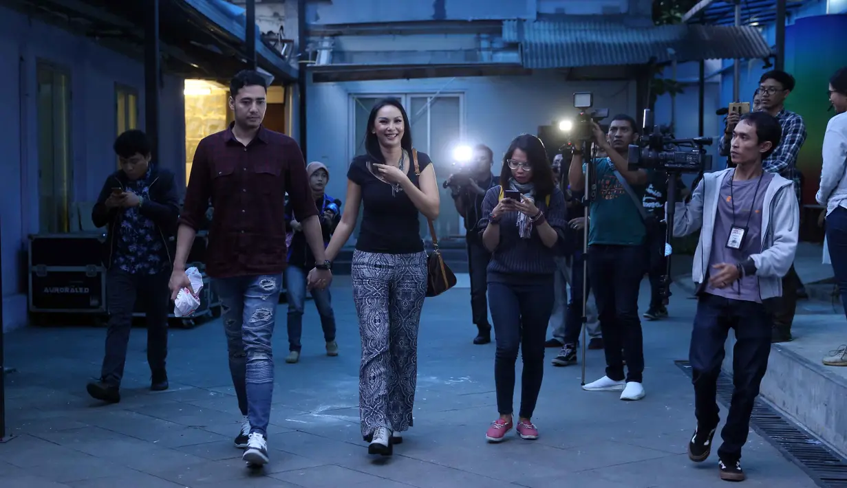 Ucapan terimakasih juga disampaikan oleh Hendrayan pada Deddy Corbuzier melalui media sosialnya. Sebuah kado sederhana penuh makna dari mantan suami Kalina. Deddy memberikan kado video singkat momen bahagia dan suasana haru. (Nurwahyunan/Bintang.com)