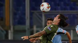 Gelandang Cagliari, Nahitan Nandez mengontrol bola saat bertanding melawan Lazio pada pertandingan lanjutan Liga Serie A Italia di Stadion Olimpiade Roma, di Roma, Italia, Kamis, (23/7/2020). Lazio menang 2-1 atas Cagliari. (AP Photo/Riccardo De Luca)