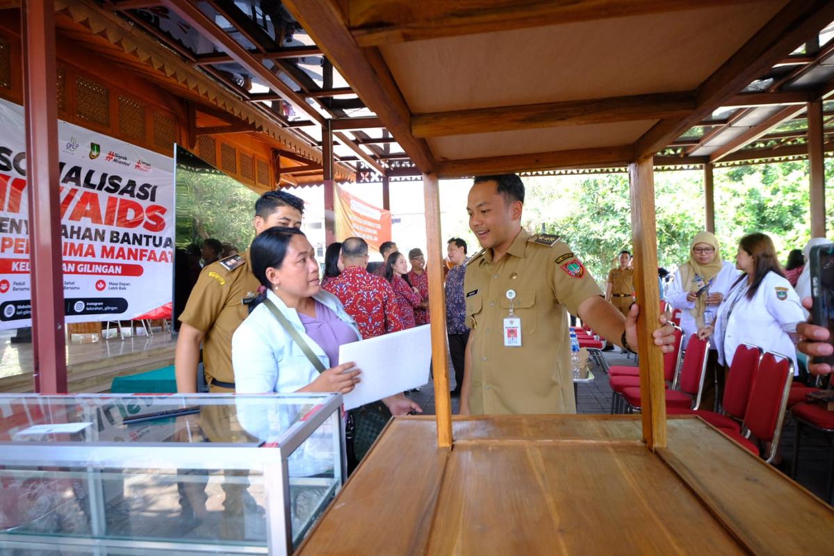 Hal disampaikan Wali Kota Solo Respati Ardi saat menghadiri Sosialisasi HIV/AIDS dan Penyerahan Bantuan di Taman Cerdas Kelurahan Gilingan, Senin (14/9).