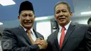 Kepala BNN Komjen Pol Budi Waseso (kiri) melakukan salam komando dengan Kabareskrim Polri Komjen Pol Anang Iskandar usai acara pelantikan di Kantor BNN, Jakarta, Selasa (8/9). Buwas resmi menggantikan Anang sebagai Kepala BNN. (Liputan6.com/Faizal Fanani)
