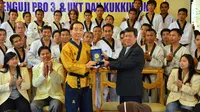 Grand Master Kim Kyung Chan, pelatih Taekwondo asal Korsel dapat kenang-kenangan (istimewa)