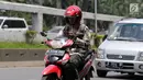 Pengendara menggunakan telepon seluler saat melaju dengan sepeda motornya di Jalan Gatot Subroto, Jakarta, Kamis (8/3). Dirlantas Polda Metro Jaya akan menindak orang yang menggunakan telepon seluler saat aktivitas lalu lintas.(Liputan6.com/Arya Manggala)