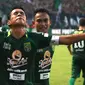 Misbakus Solikin mencetak gol kemenangan Persebaya atas Arema, Minggu (6/5/2018) di Stadion Gelora Bung Tomo, Surabaya. (Bola.com/Aditya Wany)