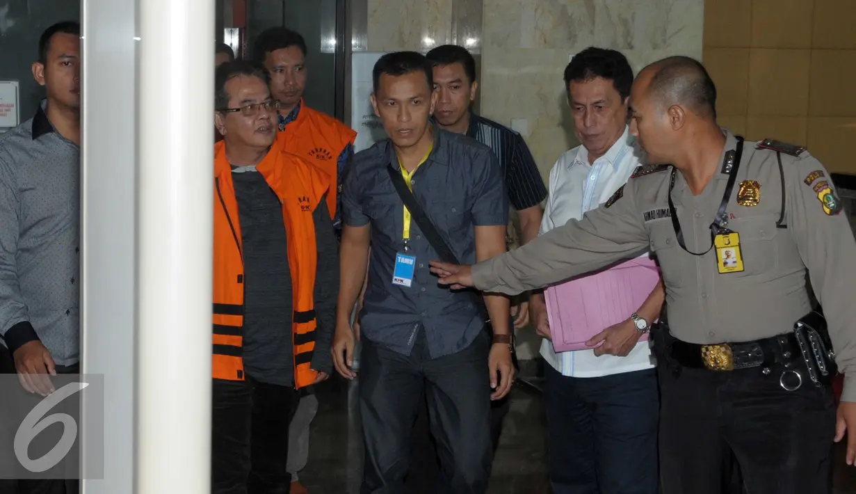 Sejumlah anggota DPRD Muba ditahan KPK, Jakarta, Selasa (26/4). Enam anggota DPRD Muba ditahan terkait suap Laporan Keterangan Pertanggung Jawaban (LKPJ) 2014 dan pengesahan APBD Kabupaten Muba tahun 2015. (Liputan6.com/Helmi Afandi)